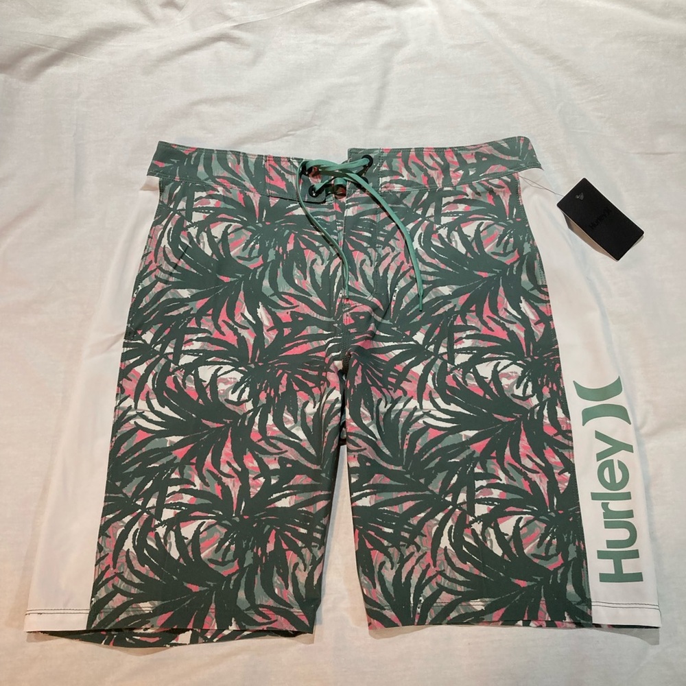 Men’s Hurley Tropical Escape Board Shorts! 4-way stretch, Size 32, NWT! $50.00!